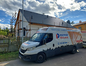 Zateplení stropu dřevostavby pomocí dřevovláknité foukané izolace